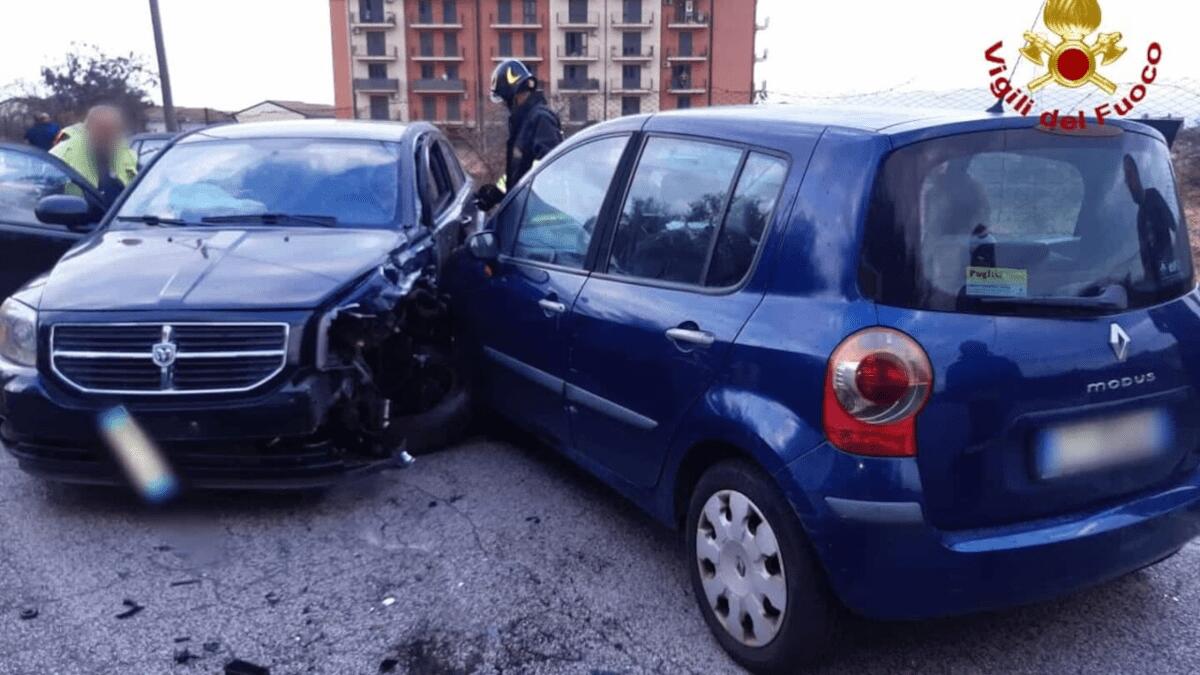 Insolito incidente stradale: schianto tra due auto e camion, estratta persona incastrata nell’abitacolo - 