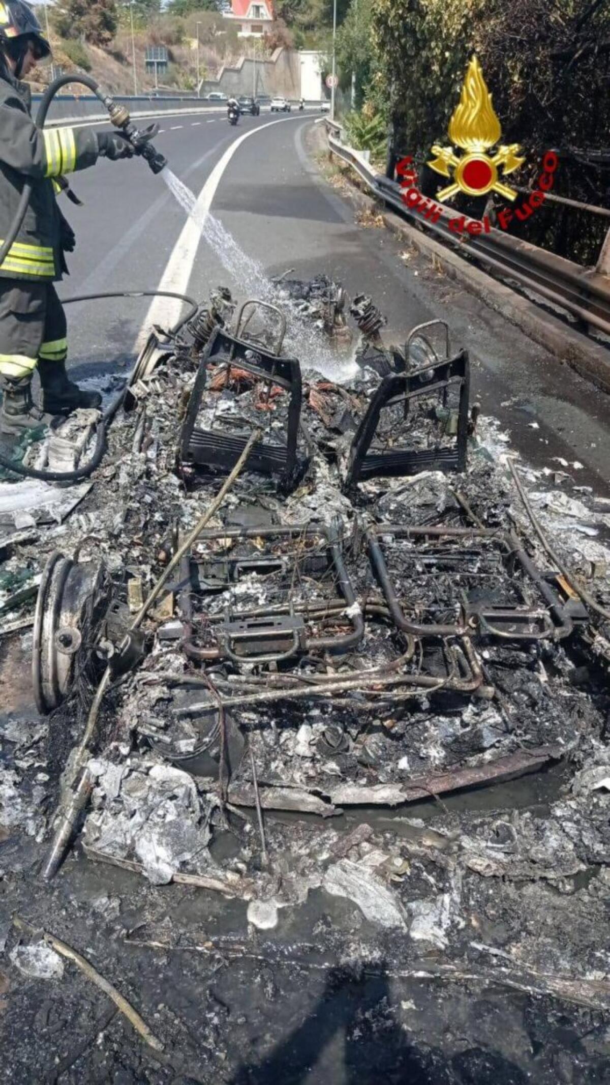 Intervento tempestivo per spegnere le fiamme di un'auto sulla A18! - 