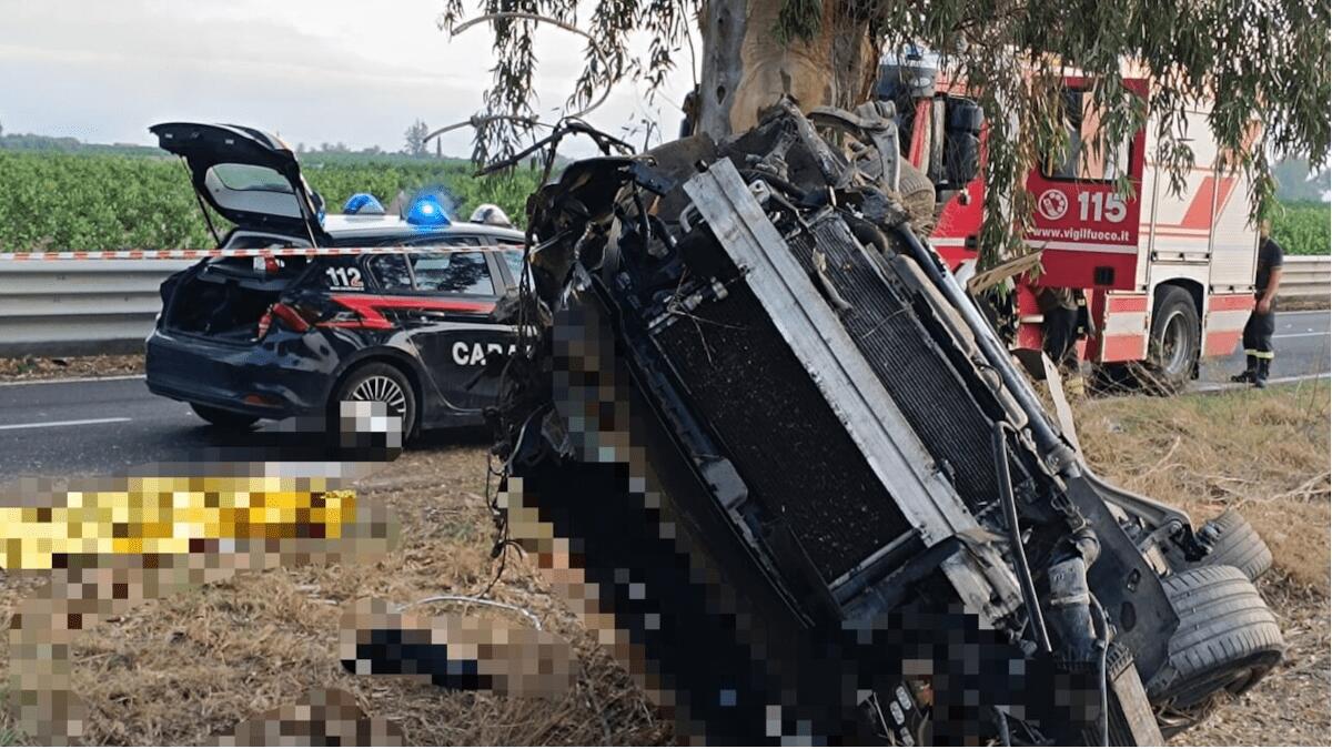 Incidente stradale nel Catanese: 15enne non ce la fa, altri giovani gravemente feriti [FOTO] - 