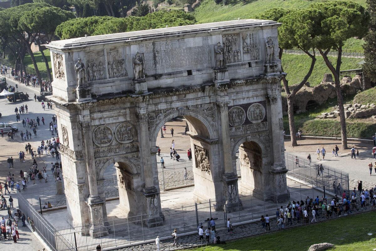 Sangiuliano visita l'Arco di Costantino colpito da un fulmine: ecco cosa ha scoperto! - 
