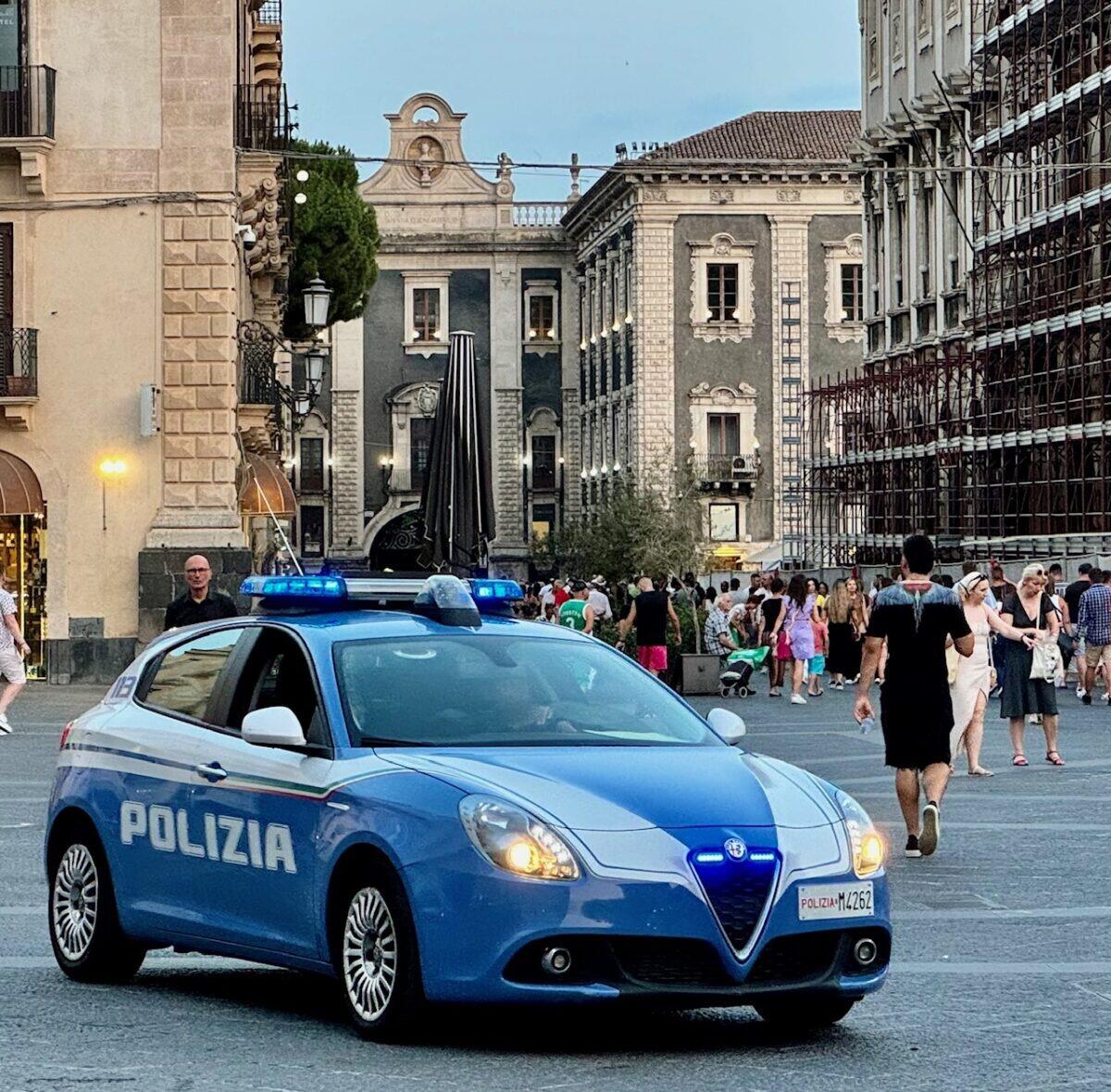 Allerta in centro: un 50enne minaccia e aggredisce i dipendenti di un ristorante armato di martello e spray al peperoncino, arrestato dalla polizia! - 