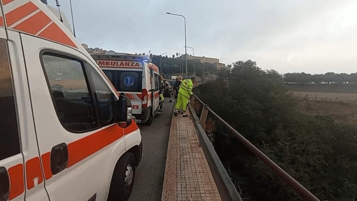 Tragedia nel Catanese: donna si lancia nel vuoto di 30 metri dal viadotto - 