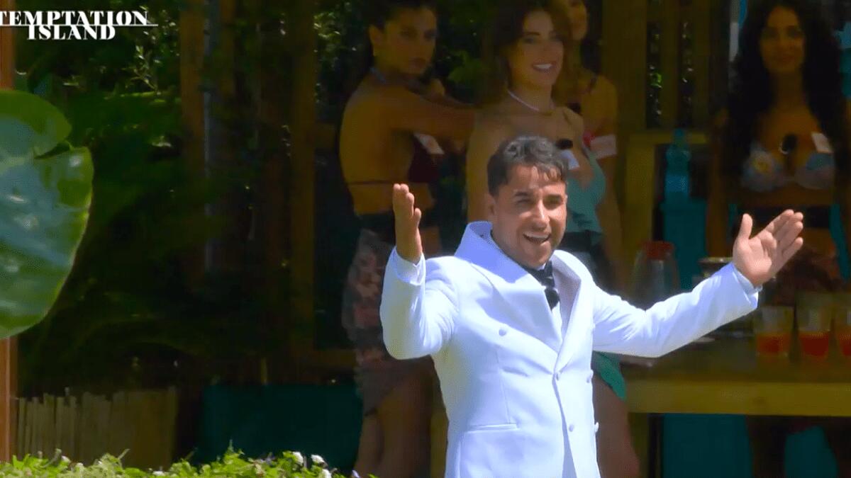 Tony Renda fa il suo clamoroso ritorno a Temptation Island per incoronare la nuova Miss maglietta bagnata! - 