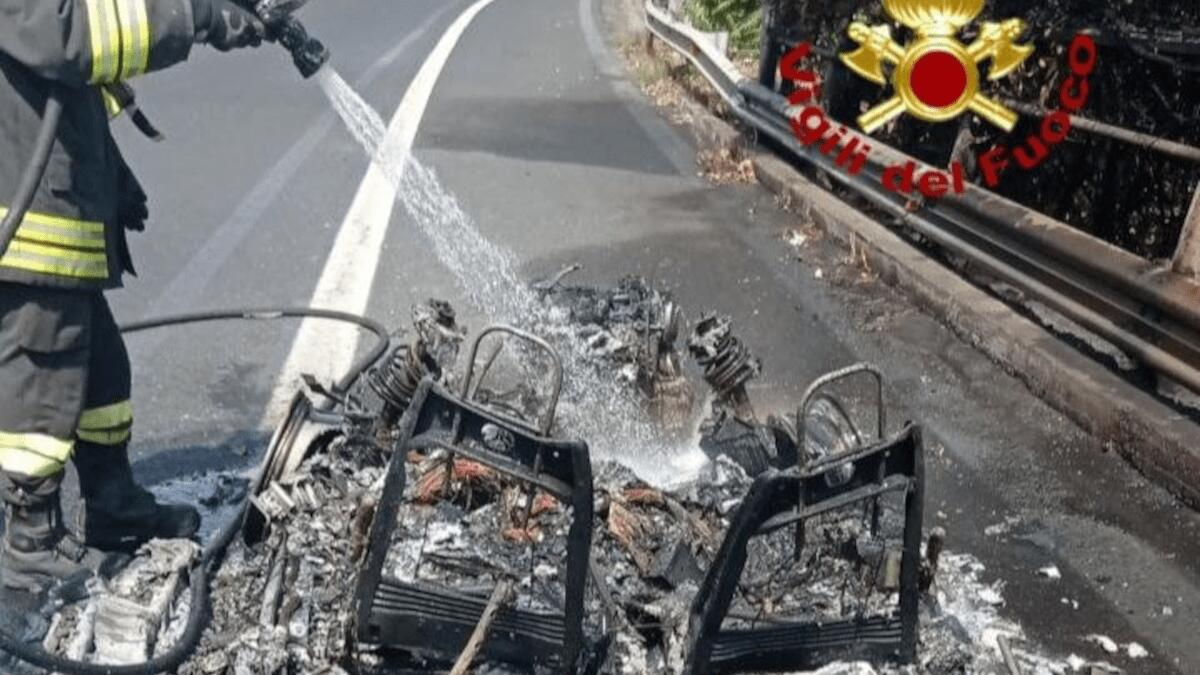 Auto in fiamme sulla Tangenziale di Catania: intervento dei Vigili del Fuoco e 118 - 