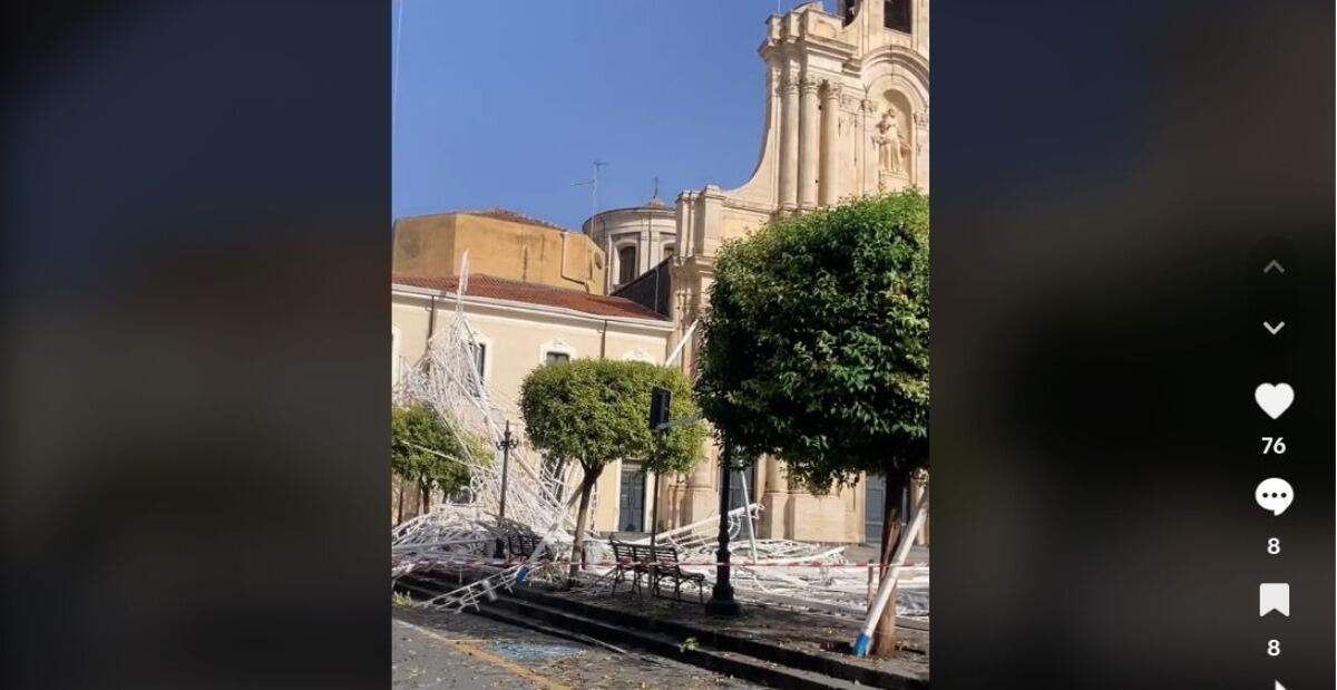 Maltempo ad Aci Sant'Antonio, strade  inondate e luminarie crollate [VIDEO] - 