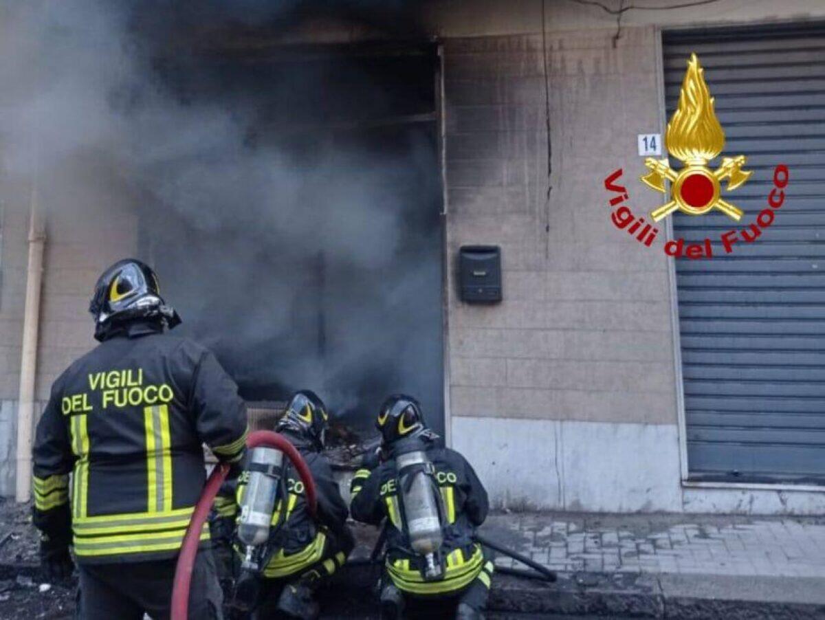 Vigili del fuoco in azione per domare l'incendio in un negozio di Acireale! - 