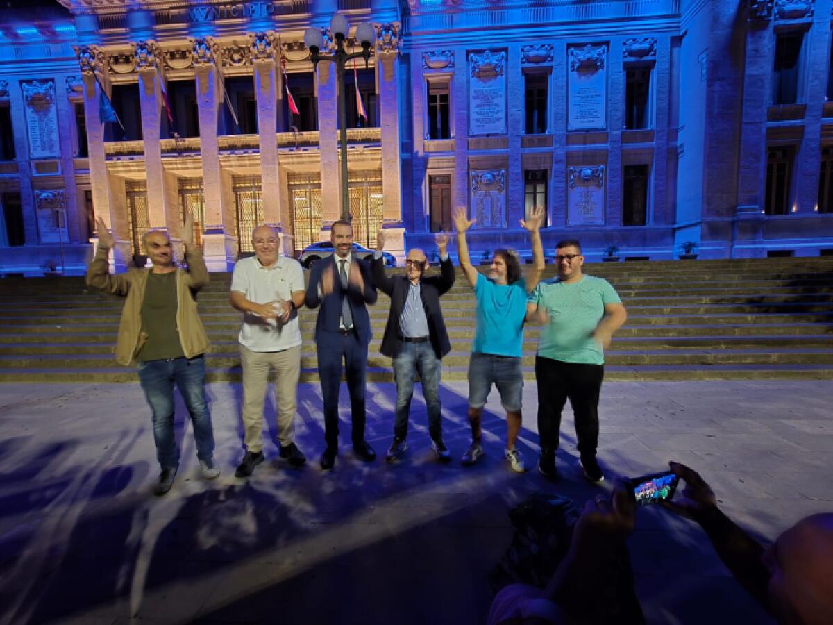 Palazzo Zanca si Illumina di Blu: Messina Celebra la Giornata Internazionale delle Lingue dei Segni - 