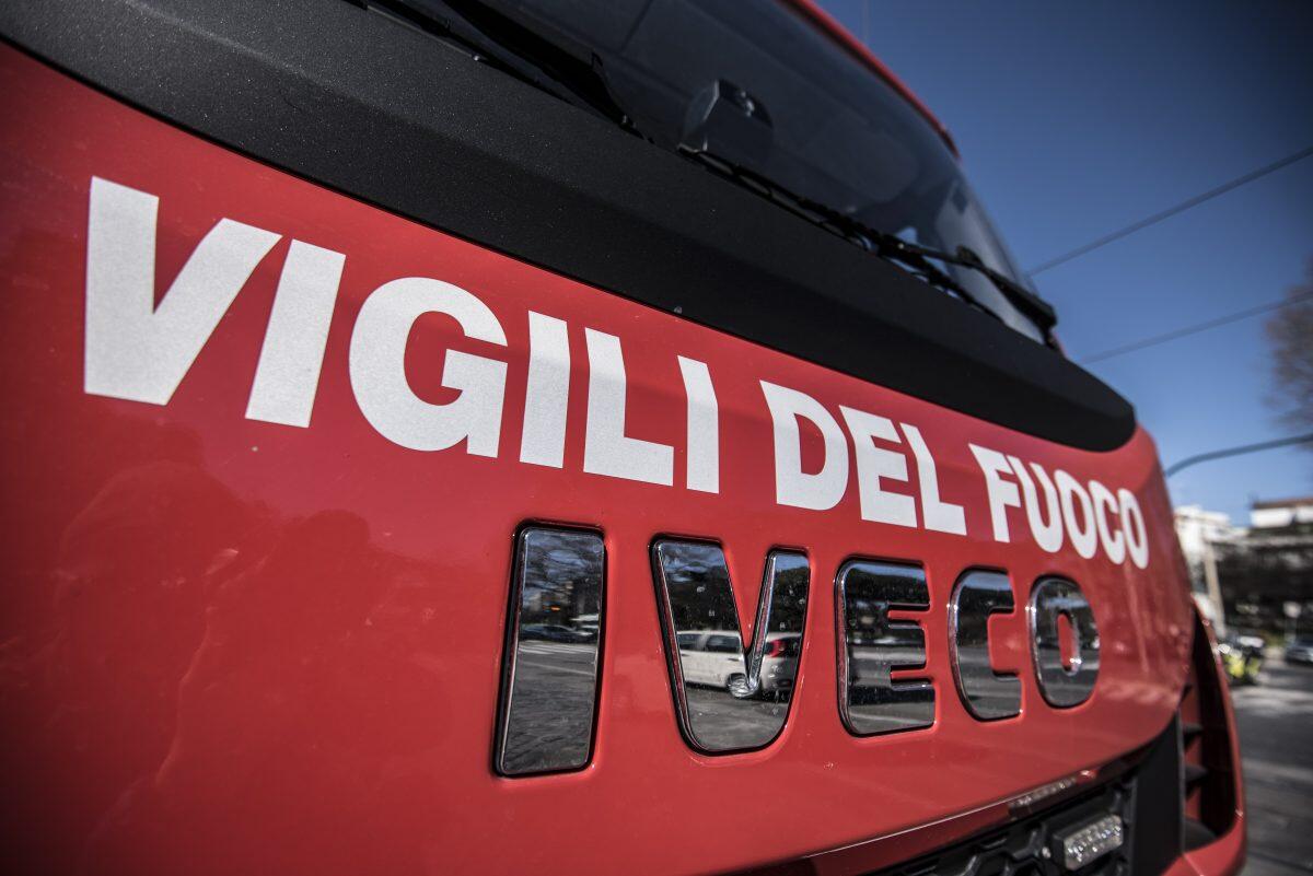Milano in lutto per il tragico incendio che ha colpito un emporio cinese: tre giovani vite spezzate. - 