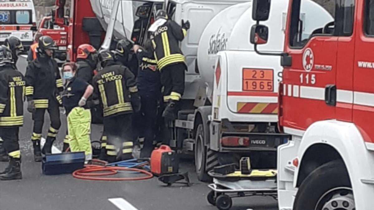 Meccanico soccorre autista con Tir in panne: incidente mortale nel Catanese - 