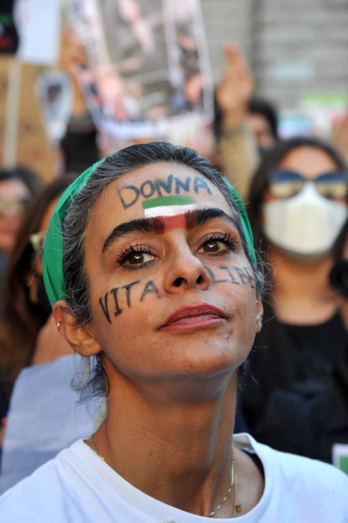Bologna rende omaggio a Masha Amini: la situazione dei prigionieri politici in Iran è drammatica, sono ancora 100mila. - 