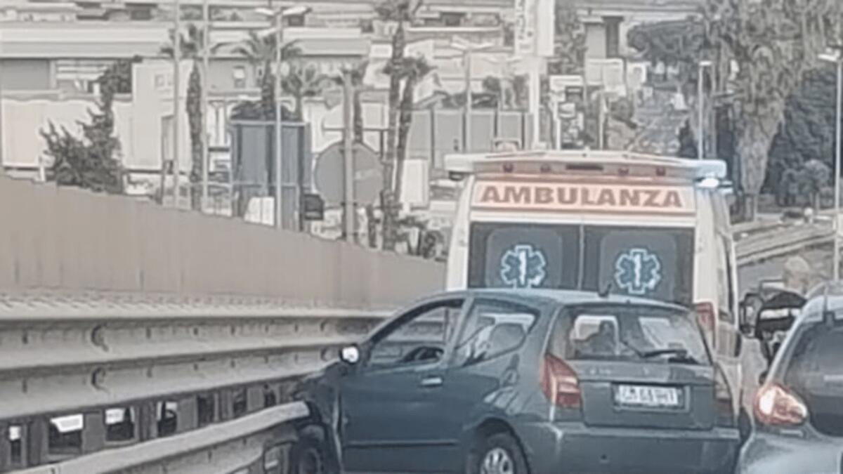 Incidente stradale nella superstrada: auto contro guardrail nel Catanese - 