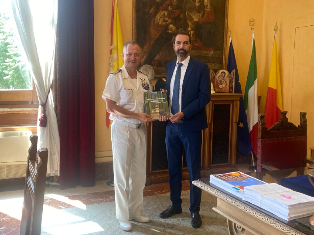 Ultimo saluto al Palazzo Zanca: il Comandante Supporto Logistico della Marina Militare di Messina in visita di commiato! - 