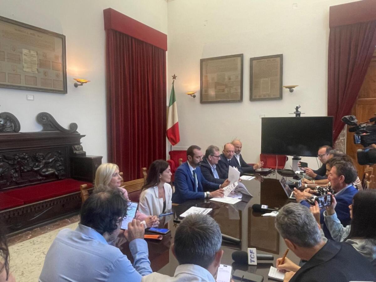 Crisis Idriche: L'Amministrazione Comunale Illustra i Progetti e le Soluzioni in Corso a Messina - 