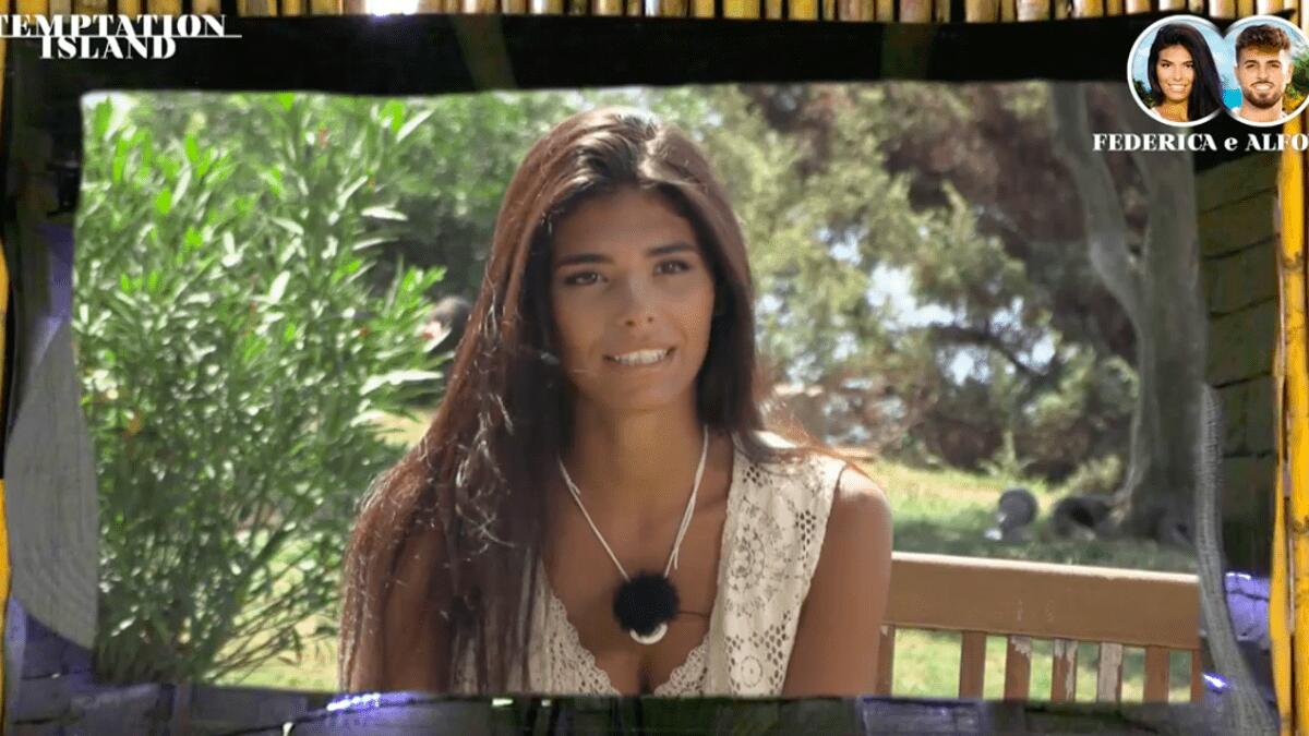 Federica tiene segreti sui costumi sgambati: Alfonso non ha idea di tutto ciò! - 