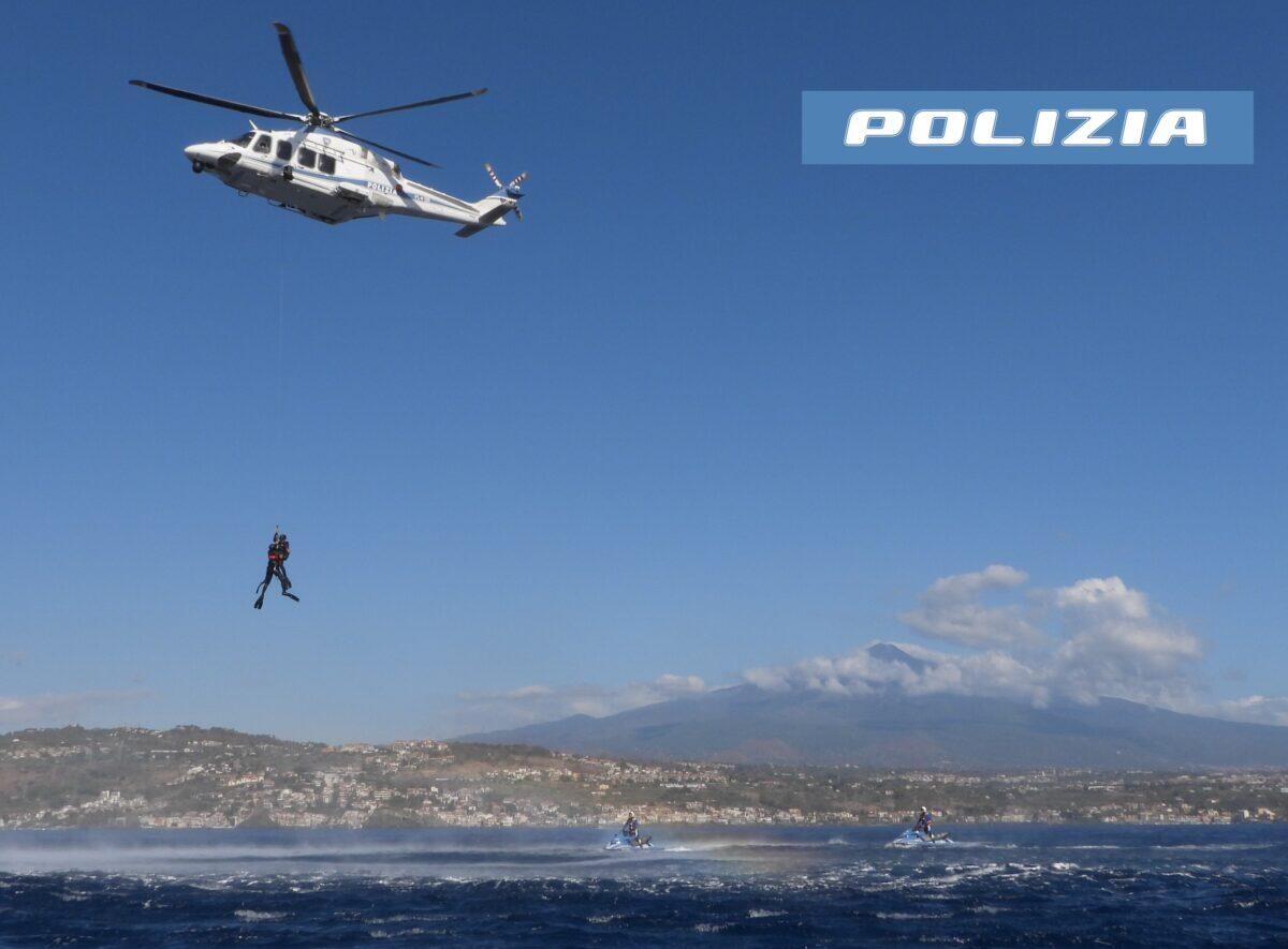 Esercitazione Entusiasmante della Polizia di Stato e del Nucleo Sommozzatori: Simulato il Recupero di un Naufrago con un Elicottero! - 