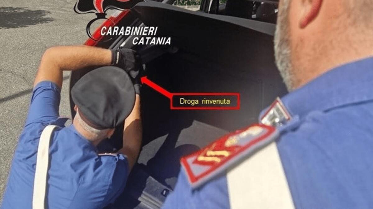 Donna rischia grave incidente stradale per evitare i Carabinieri: droga nascosta in auto - 