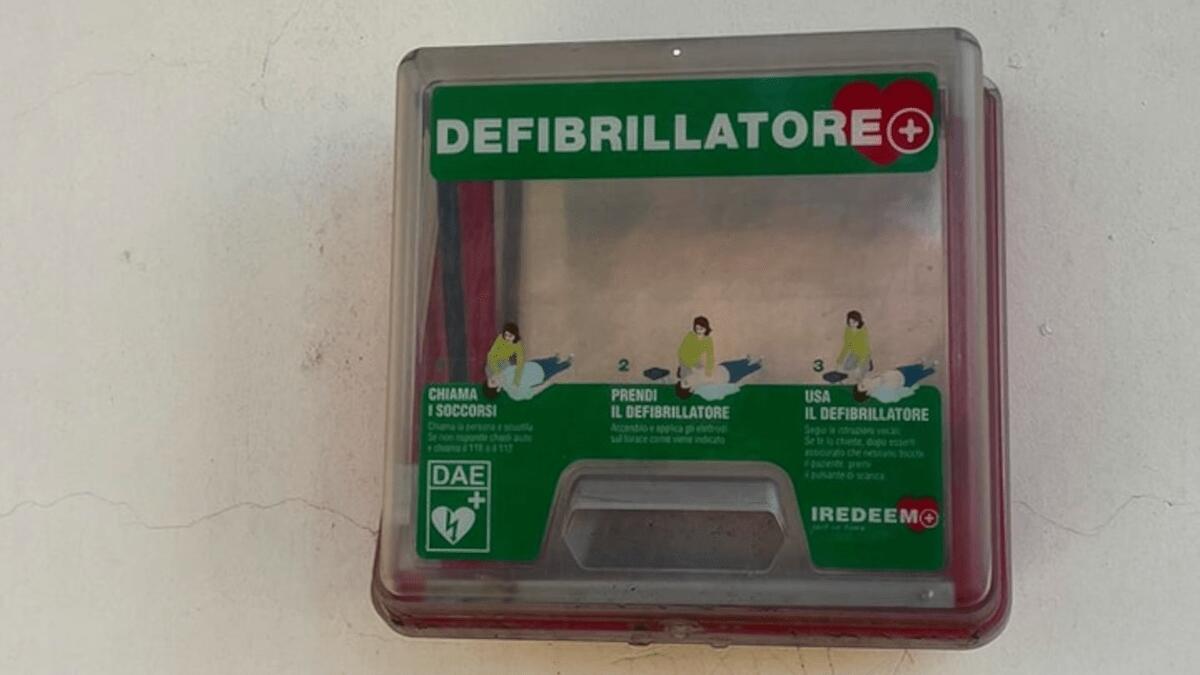 Vietato sentirsi male in piazza Viceré: segnalato furto del defibrillatore “per tutti” - 