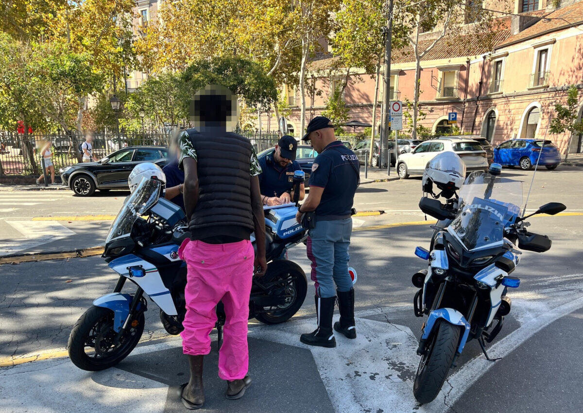Catania intensifica la lotta contro i parcheggiatori abusivi | Scopri cosa hanno trovato gli agenti nelle strade! - 