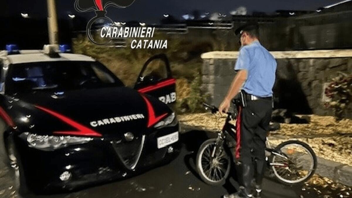 Pregiudicato ruba bici da bambino: Carabinieri lo notano e fermano mentre sta scavalcando - 