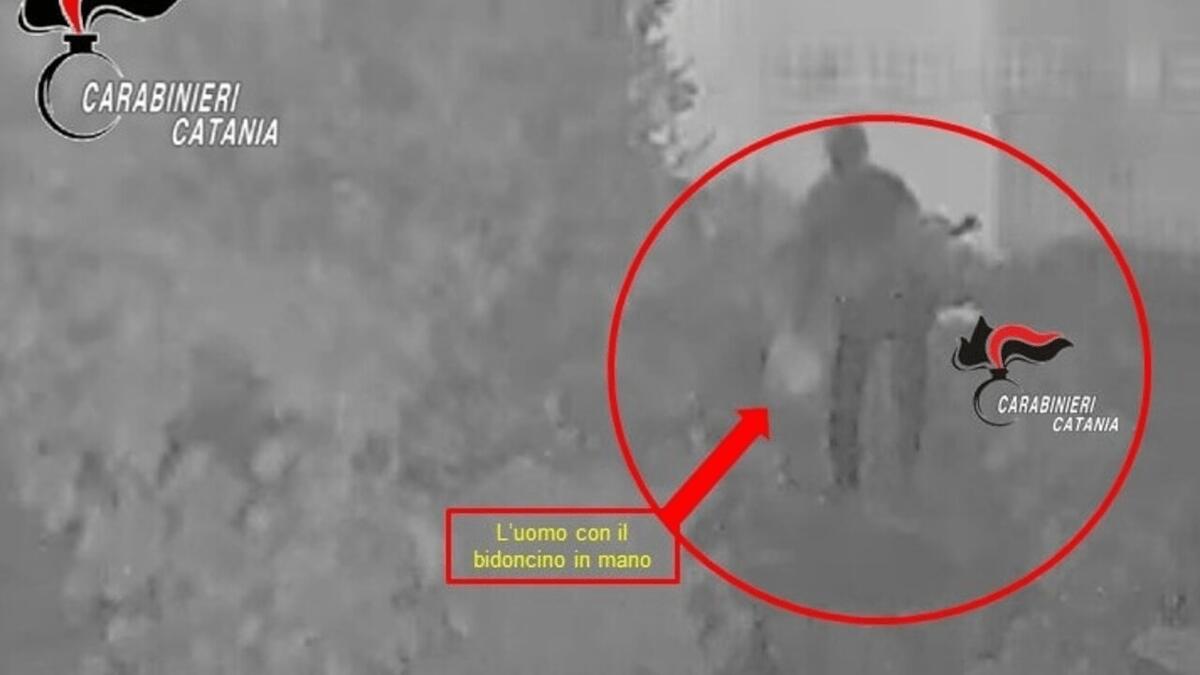 Scopre “rivale” in amore dell’ex moglie, dà fuoco all’auto e si reca dai Carabinieri [VIDEO] - 
