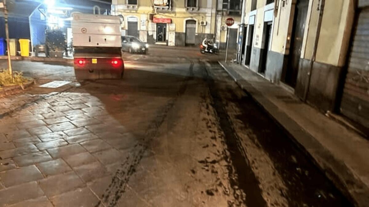 Continua il piano di pulizia per la cenere a Catania: vie, orari e divieti di sosta - 