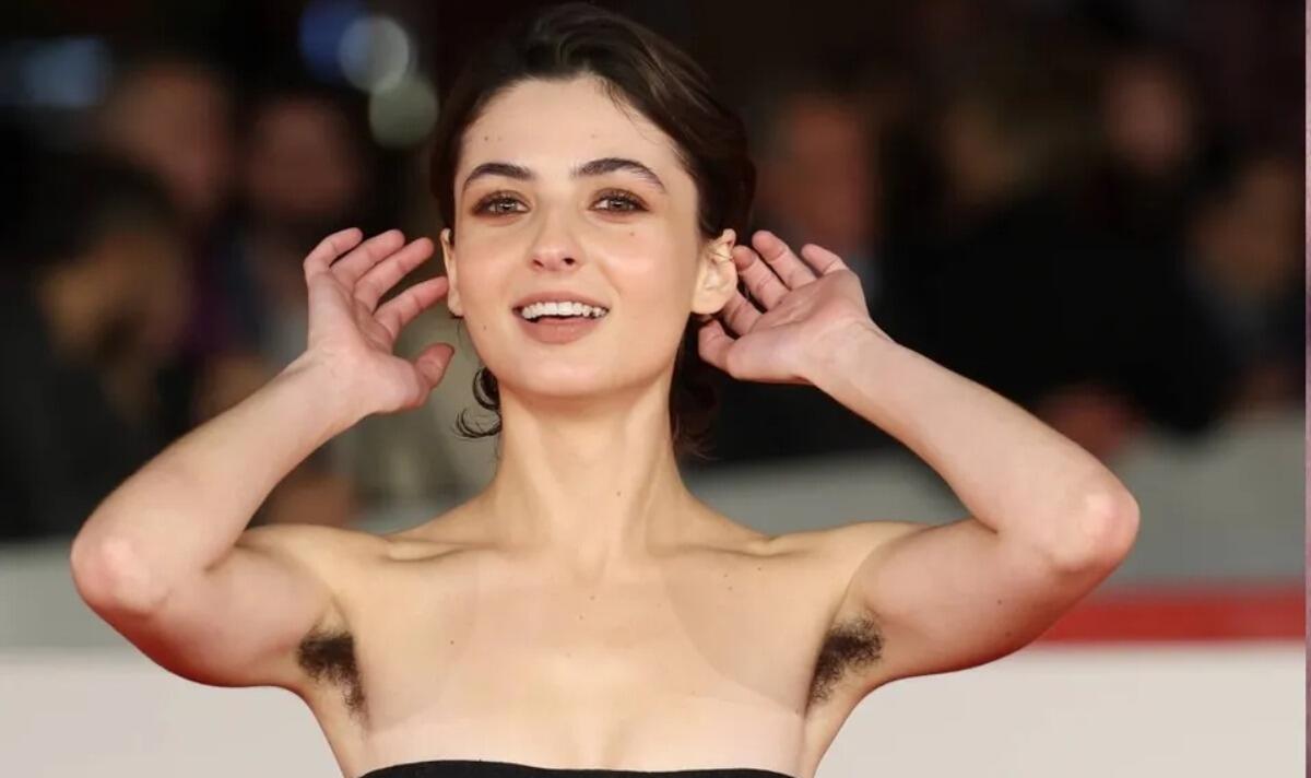 Ascelle non depilate sul red carpet | Tecla Insolia sfida gli stereotipi e divide l'opinione pubblica - 