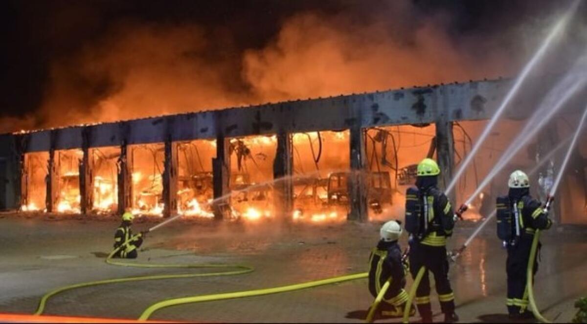 Incendio distrugge una nuova stazione dei vigili del fuoco | Come può mancare un allarme antincendio? - 