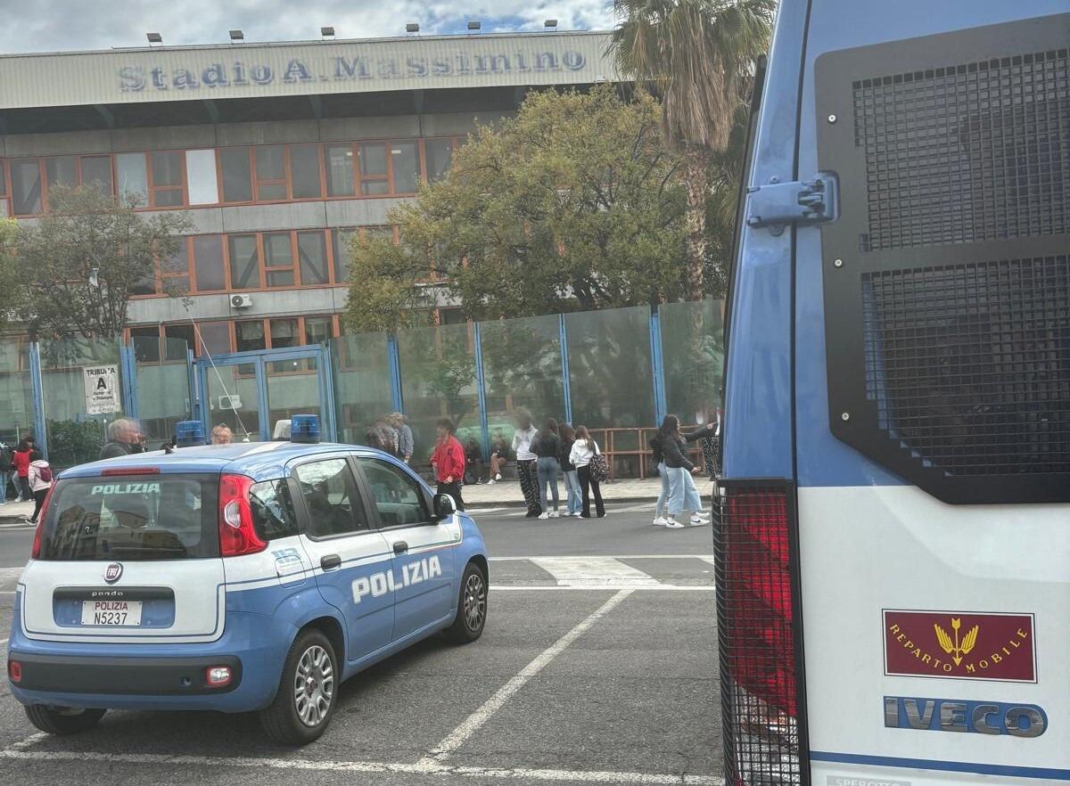 Tifosi denunciati per fumogeni allo stadio | La verità dietro il fenomeno del Daspo che sorprende! - 