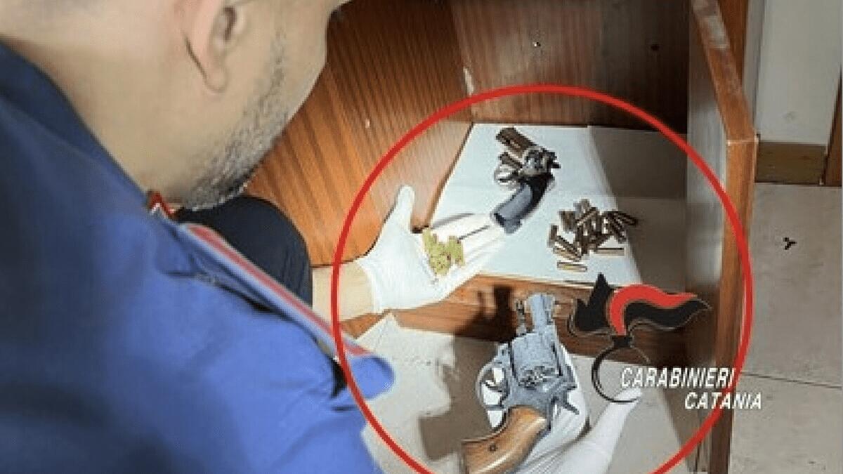Modifica pistole a salve e le “prova” sparando in via Palermo: Carabinieri lo rintracciano a Librino - 