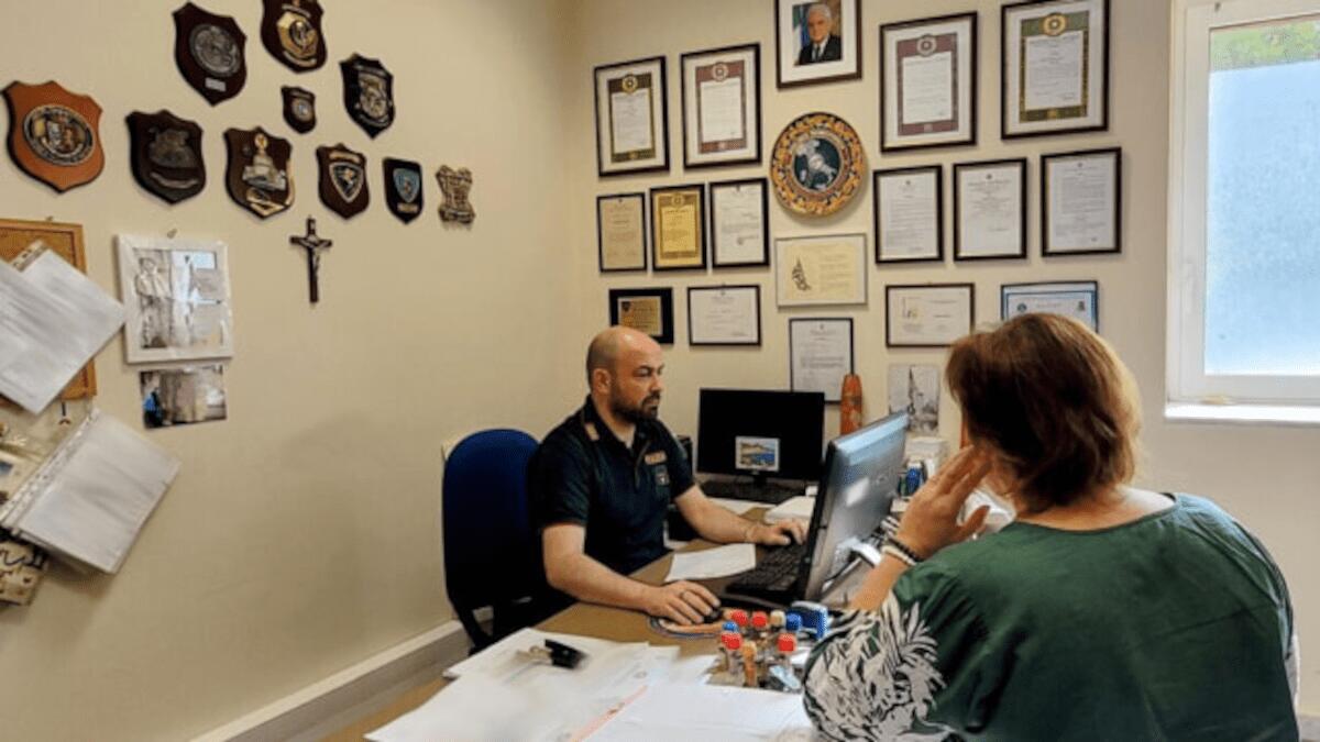 Torna a convivere col marito ma non lo perdona: violenza, domiciliari e braccialetto elettronico - 