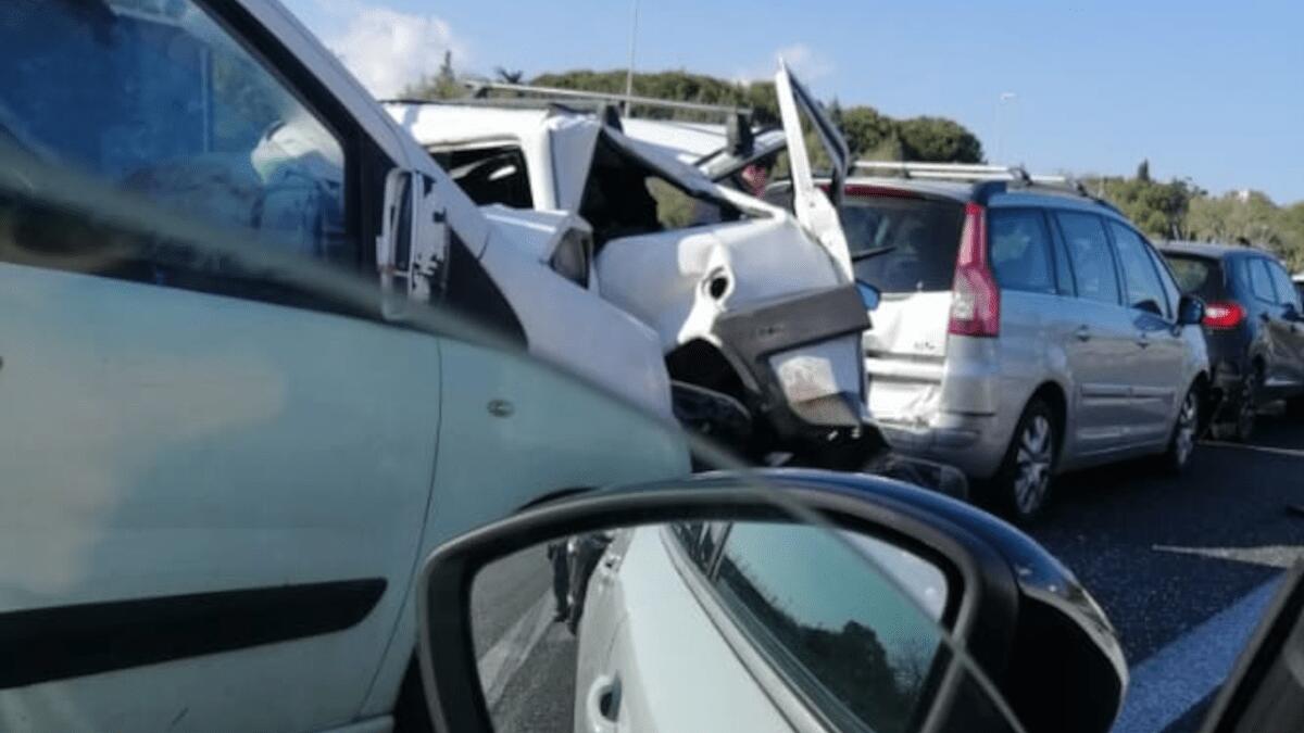 Incidente stradale Tangenziale Catania: maxi tamponamento, cinque auto coinvolte, diversi feriti - 