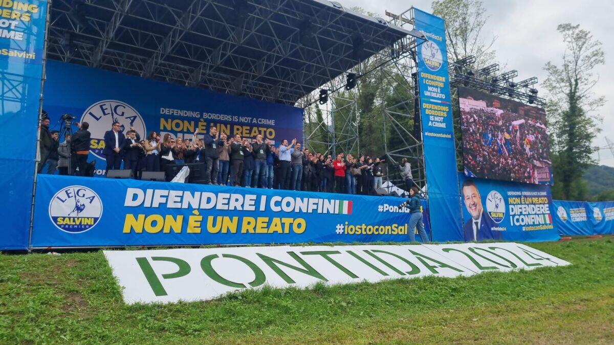 Flagra la bandiera russa a Pontida | Cosa significa davvero per la Lega e l'Europa? - 