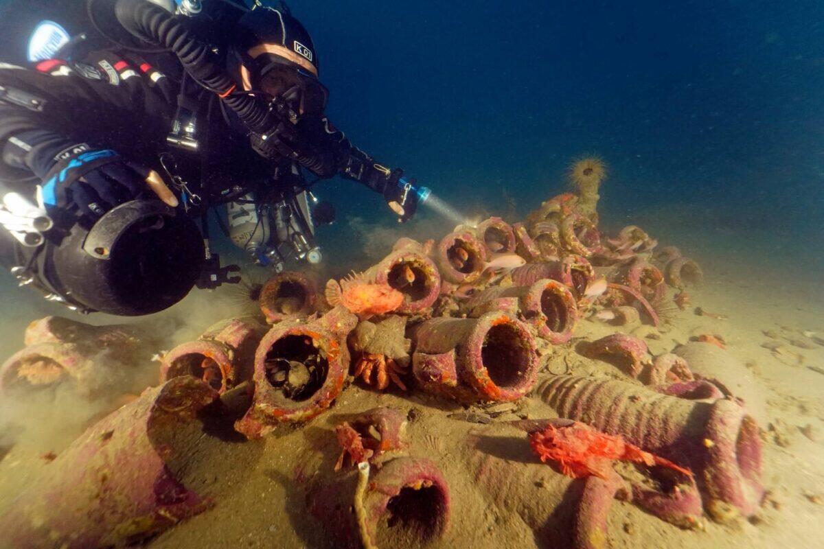 Antiche anfore scoperte nel Mediterraneo | Scopri il mistero delle rotte commerciali svelato da una scoperta inaspettata! - 
