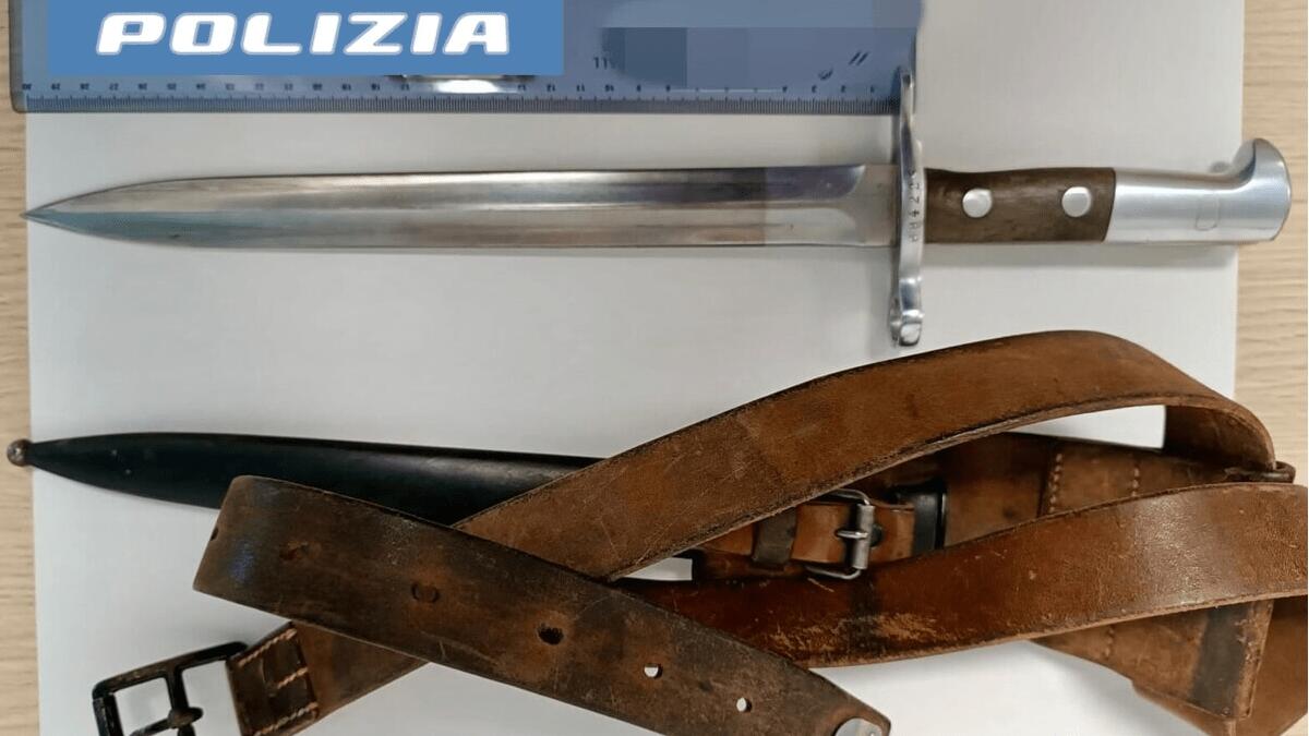 Passeggeri “sbadati” all’aeroporto di Catania: baionetta di 30 cm e tirapugni nei bagagli - 