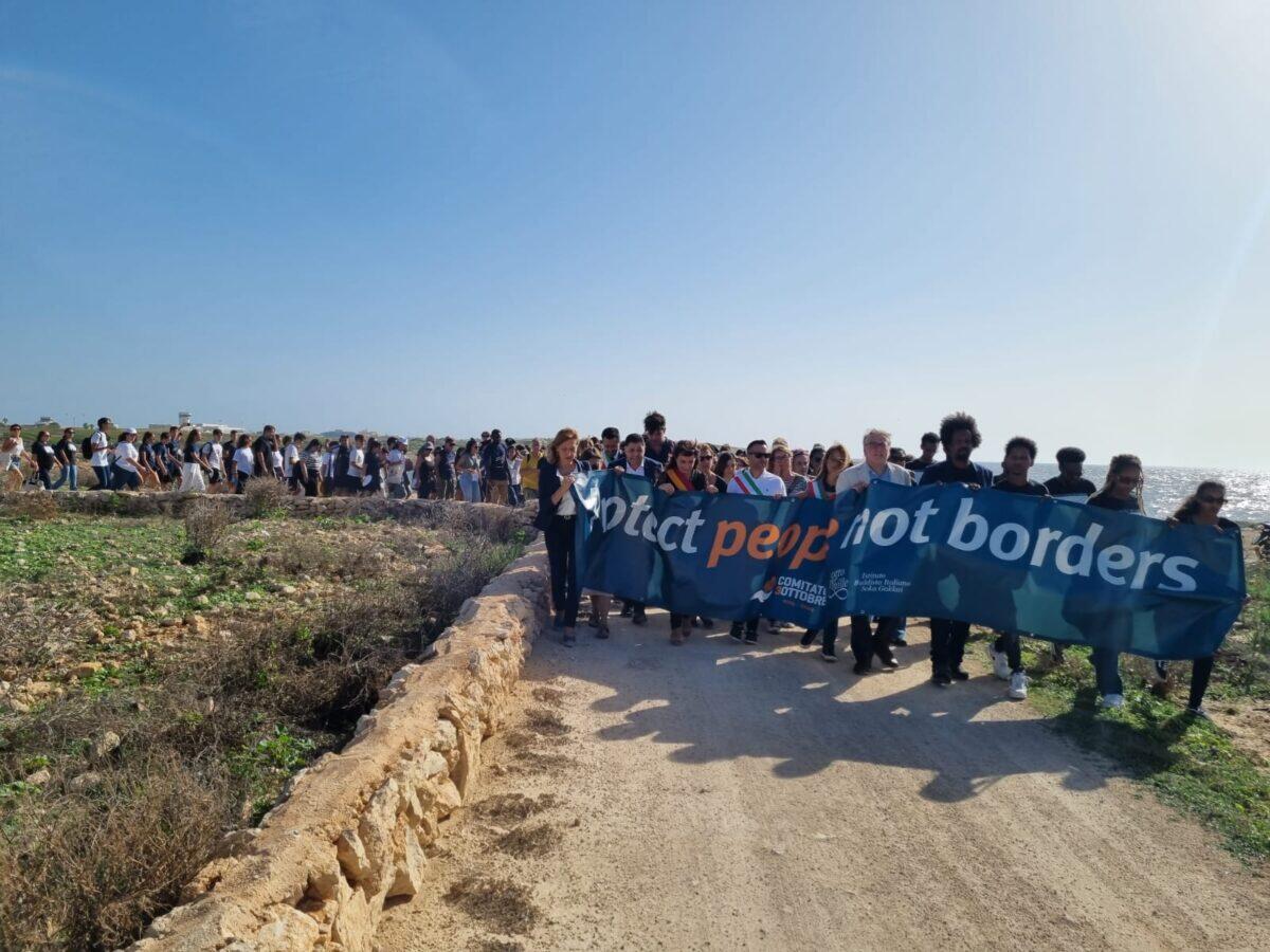 Lampedusa onora le vittime del naufragio | È il momento di mettere da parte le divisioni e unirsi per l'umanità? - 