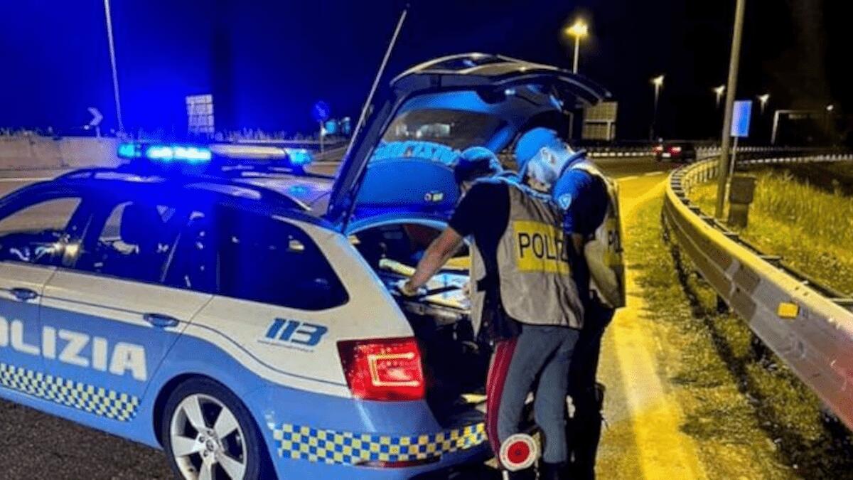 Senza casco con targa contraffatta sfrecciando pericolosamente sulla Statale nel Catanese - 