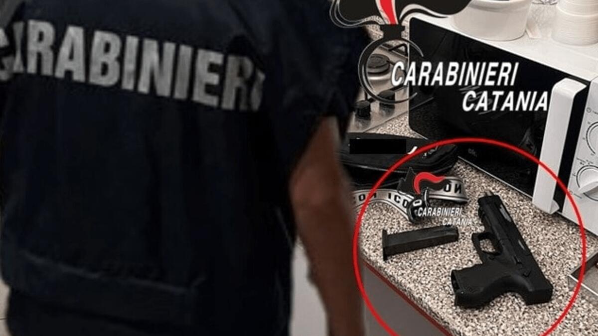 Pregiudicato evade domiciliari: dal Pigno al B&amp;B del Castello Ursino con pistola e colpo in canna - 
