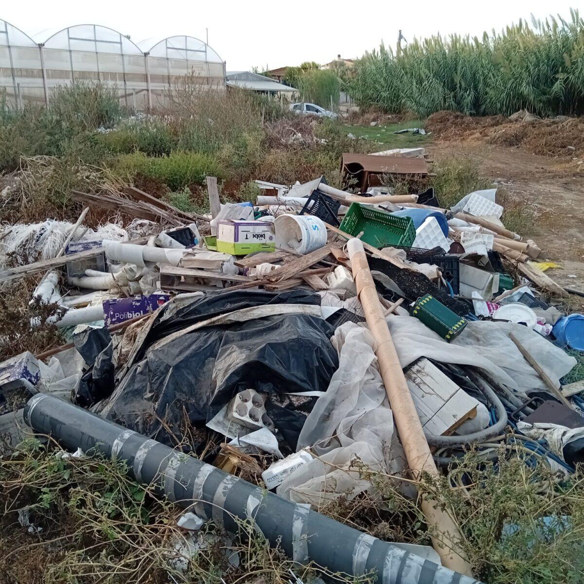 Controlli della Polizia di Stato: sequestrata area agricola per gestione illecita di rifiuti e manodopera in nero! - 