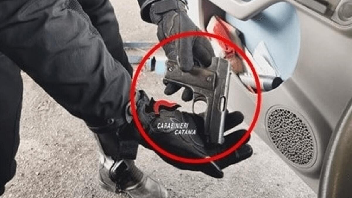Quotidianità catanese: durante un alterco in giro, 22enne mostra pistola e colpo in canna - 