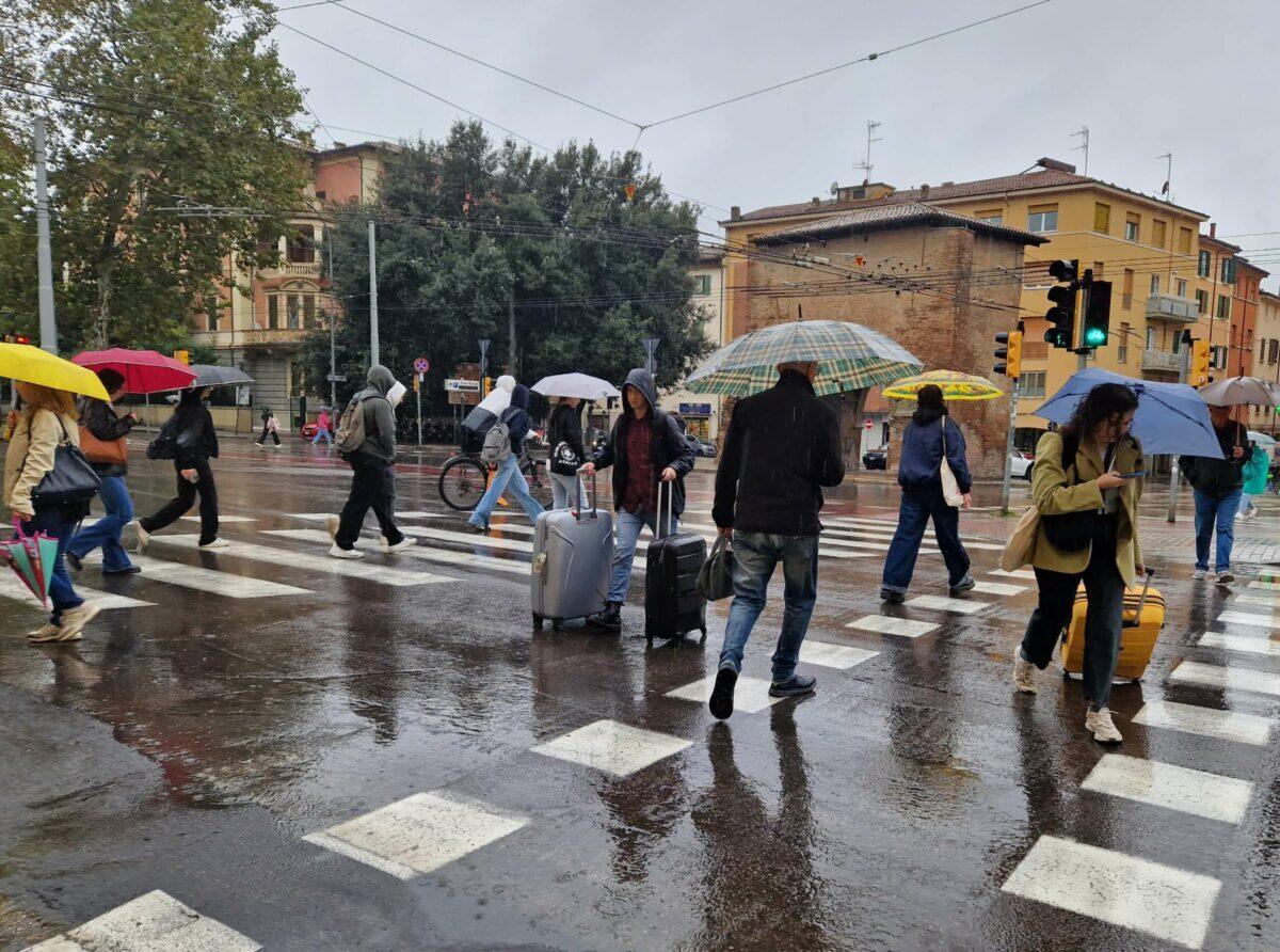 Pioggia incessante su Bologna | Ecco perché l'allerta rossa terrà tutti con il fiato sospeso! - 