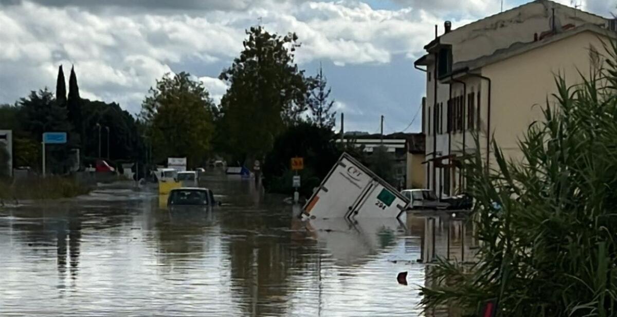 Esondazione del fiume Elsa in Toscana | Il dramma che ha costretto 70 persone all'evacuazione! - 