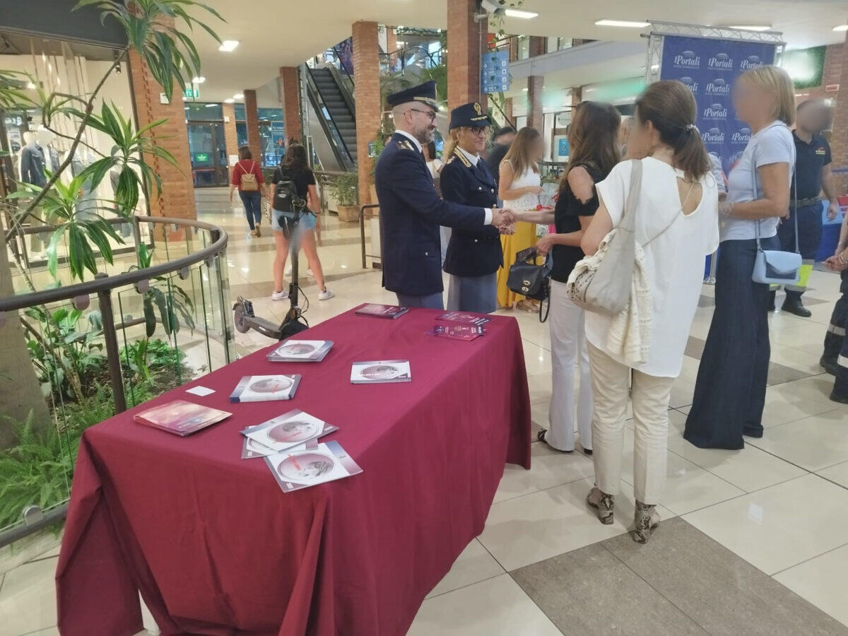 Insieme contro la violenza: La Polizia di Stato scende in campo al Parco Commerciale "I Portali" per sensibilizzare e informare - 