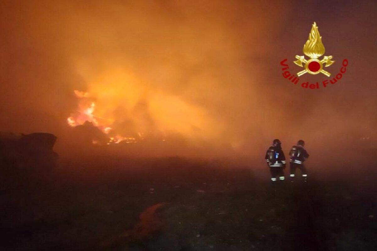 Incendio devastante a Catania: le fiamme minacciano il cimitero di Librino - 