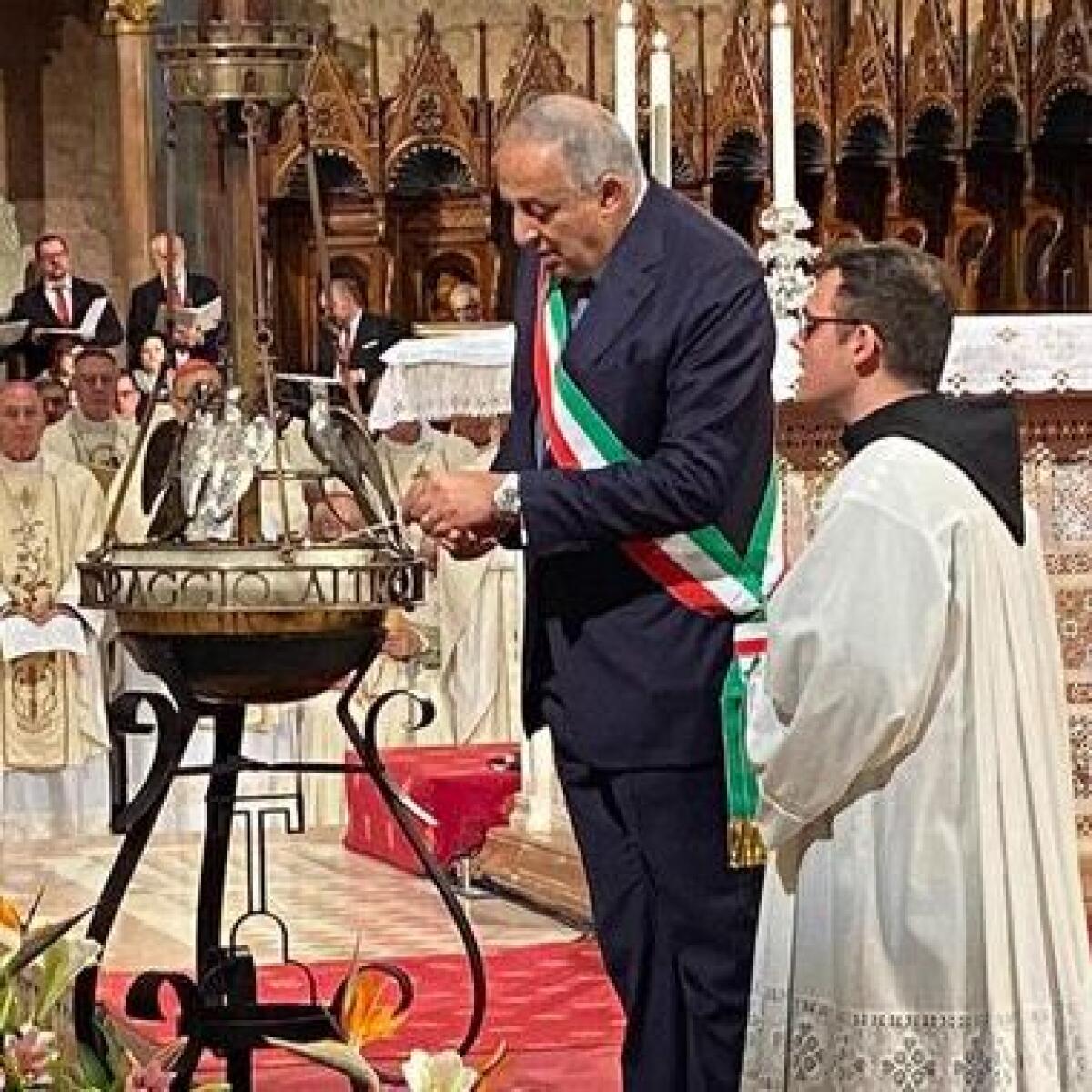 Un sindaco accende la Lampada votiva di San Francesco | Scopri il messaggio di speranza per i palermitani! - 