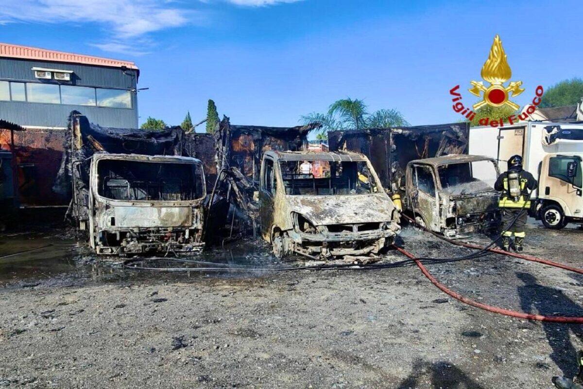 Incendio nel parcheggio di un'azienda di trasporti | I Vigili del Fuoco riescono a scongiurare una catastrofe! - 