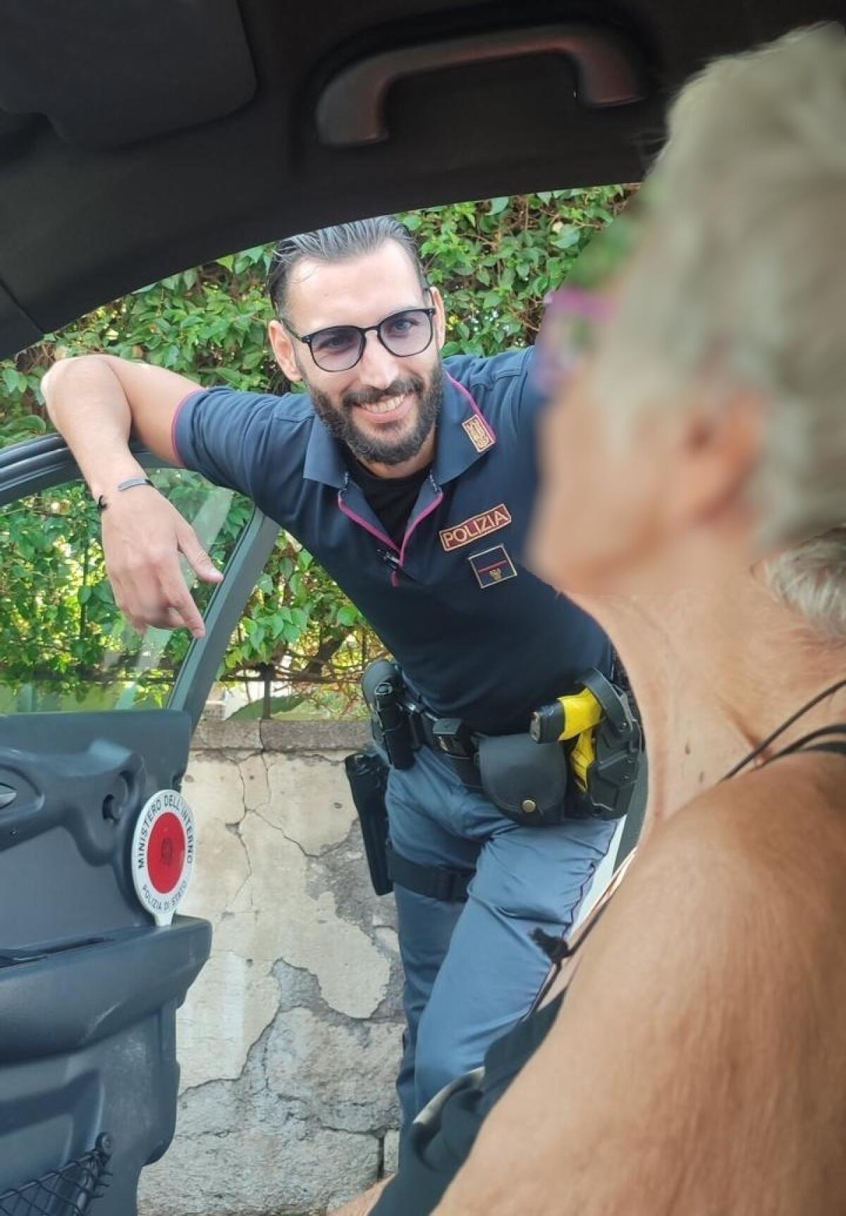 Un Atto di Solidarietà: La Polizia di Stato Riporta a Casa un'Anziana in Difficoltà - 