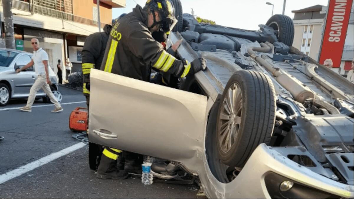 Incidente stradale autonomo nel Catanese: auto ribaltata e donna ferita e priva di sensi - 