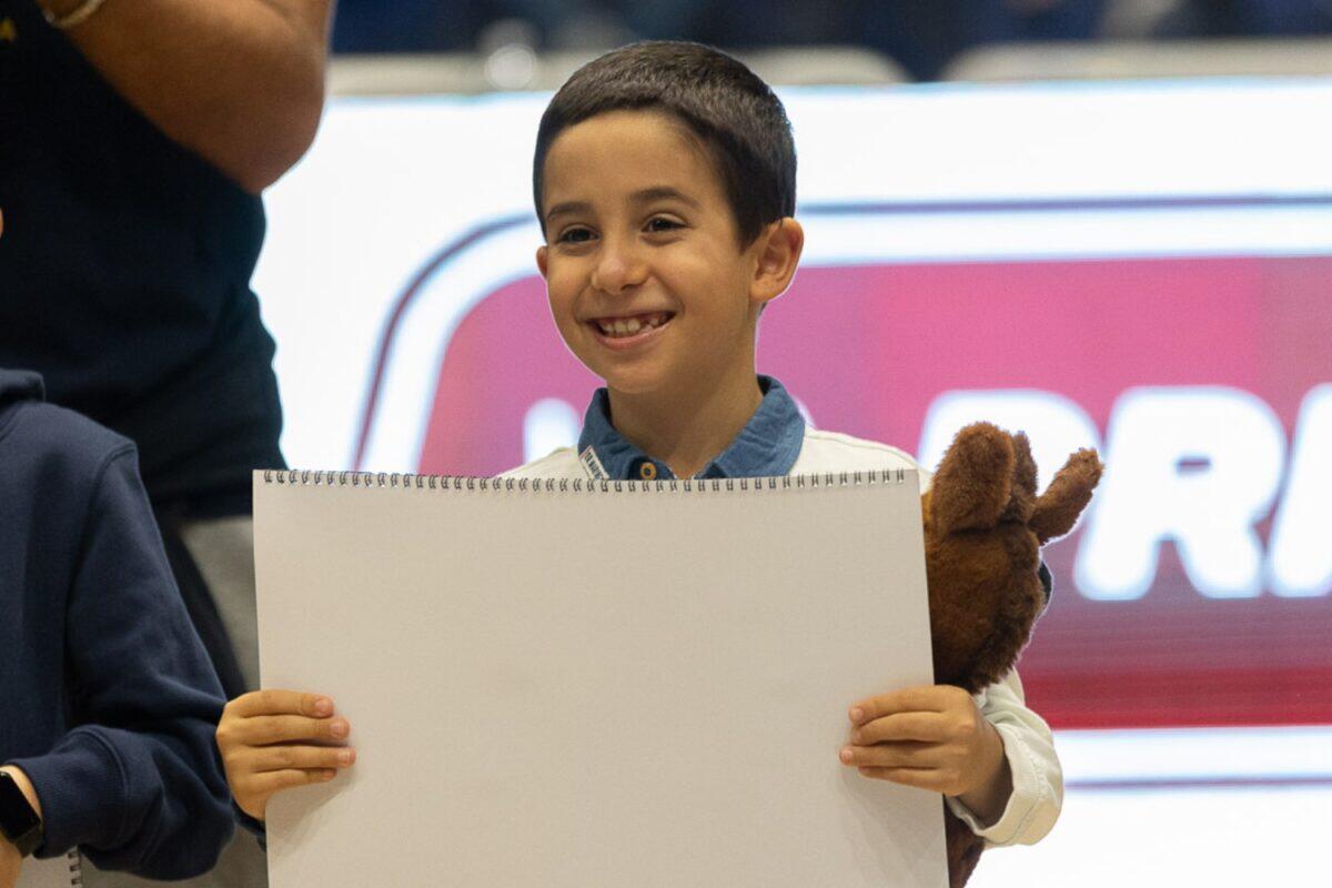 Un ragazzo di 8 anni vince il concorso per il nuovo logo sportivo | La sorpresa che nessuno avrebbe immaginato! - 