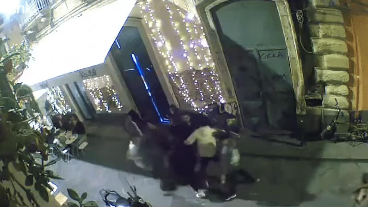 La classica movida catanese: maxi rissa tra pungi, calci e sedie lanciate [VIDEO] - 