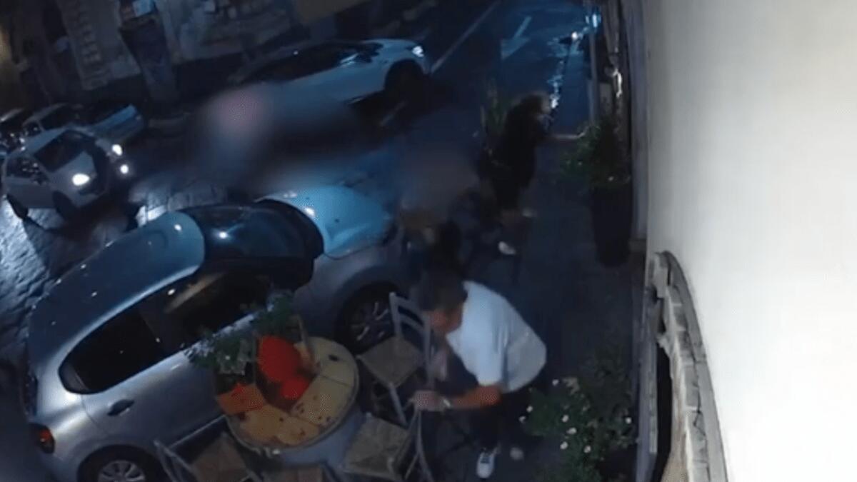 Vigili multano le auto di due fratelli: botte da orbi al centro di Catania [VIDEO] - 